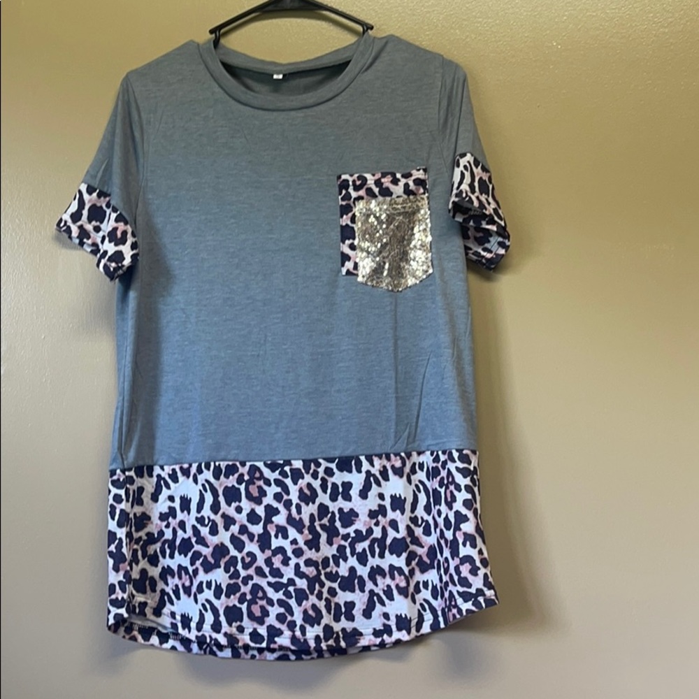 Cute top! NEW!